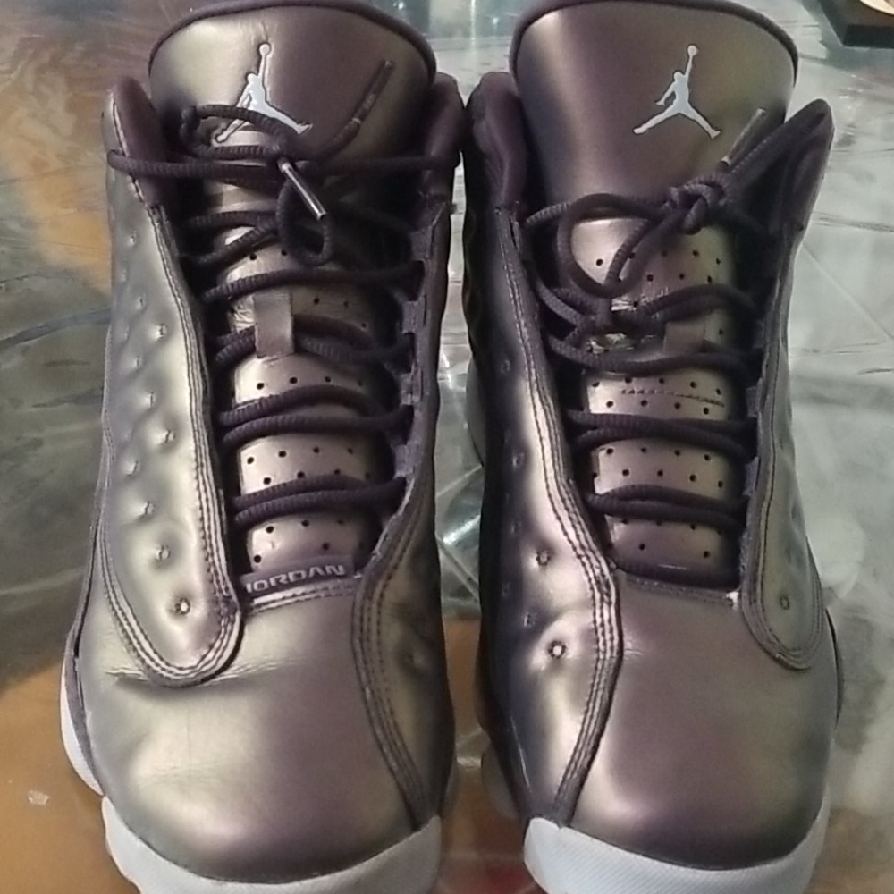 Jordan Air 13 retro size 8Y used has scratch